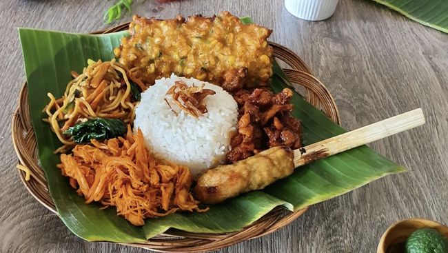 Menyantap Nasi Campur Bali